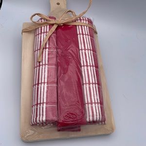 Wood Cutting Board + 3 Red White Napkins Set Sealed